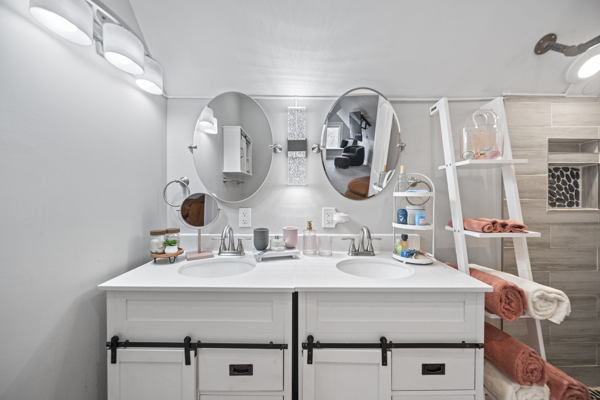 Double vanity bathroom